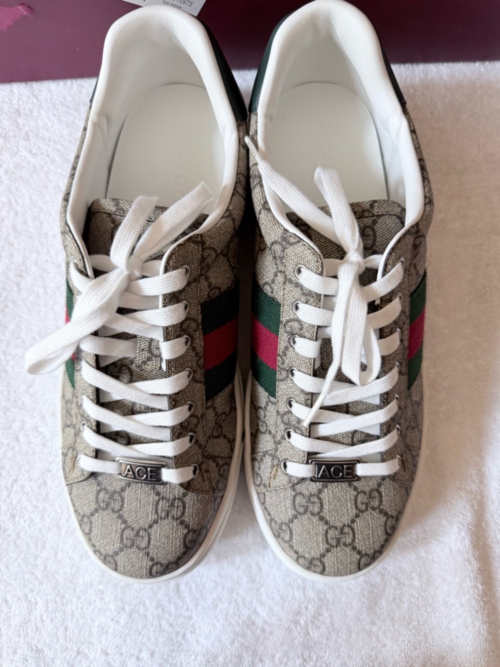Men’s Gucci Beige GG Supreme Sneakers with Green & Red Web Stripe - Picture 2 of 11